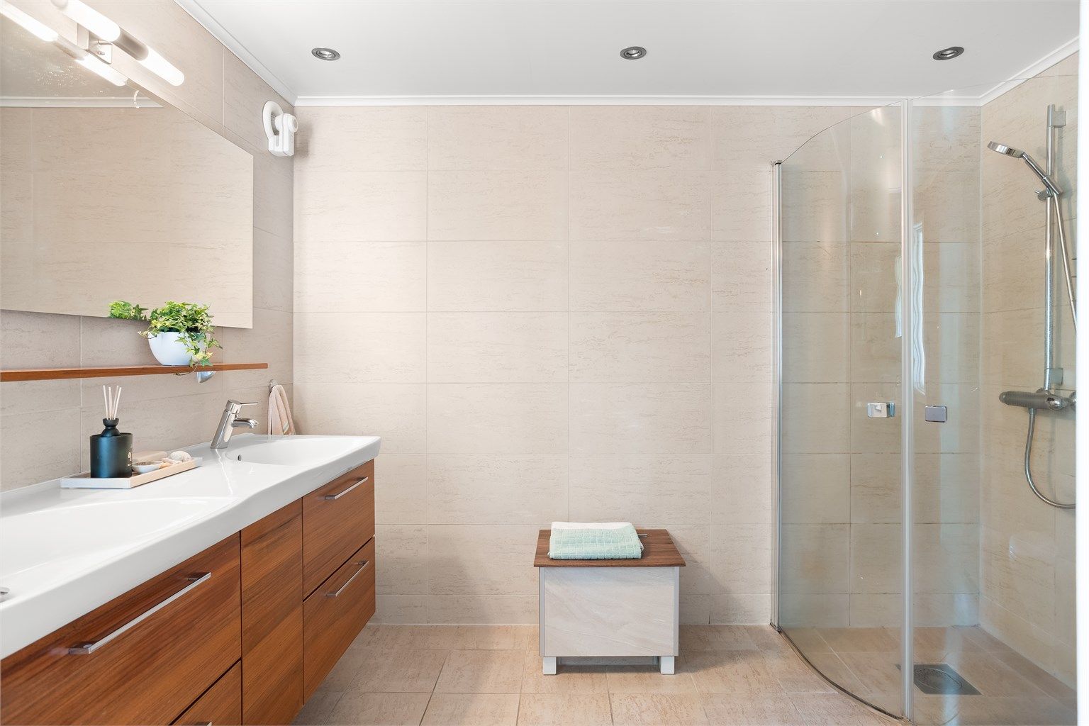 Baderommet i andre etasje har flislagt gulv med varme og flislagte vegger. Her er det downlights i himling. Baderommet ble pusset opp i 2008. 