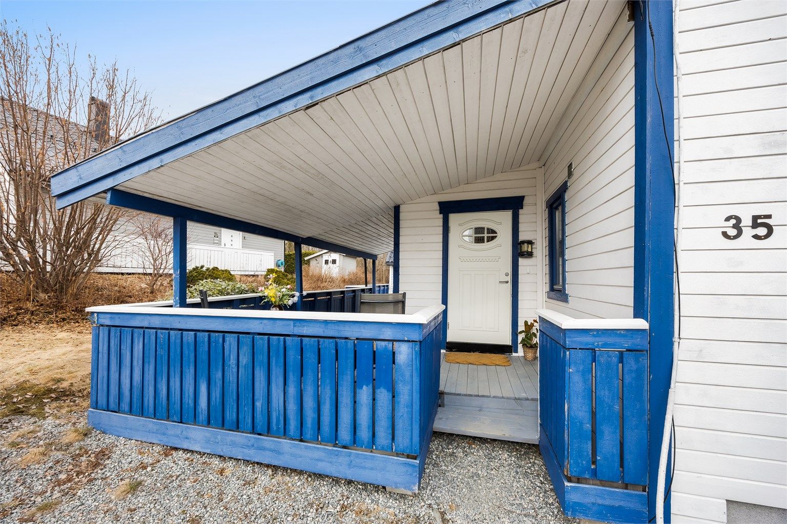 Inngang til boligen på terrasse.