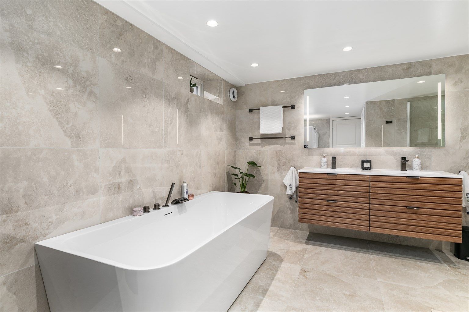 Opprinnelig bad, vaskerom og gang i kjelleren ble i 2025 slått sammen til ett stort og delikat bad.