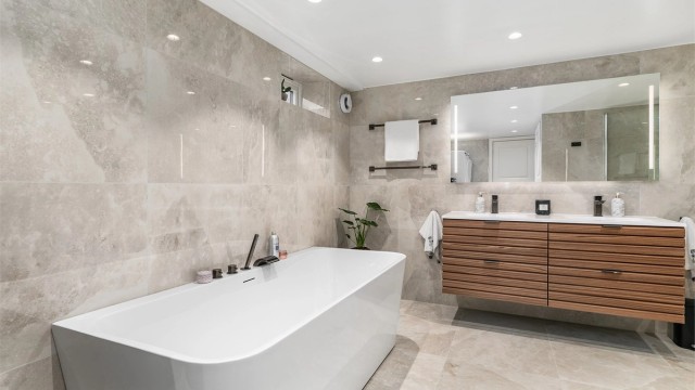 Opprinnelig bad, vaskerom og gang i kjelleren ble i 2025 slått sammen til ett stort og delikat bad.