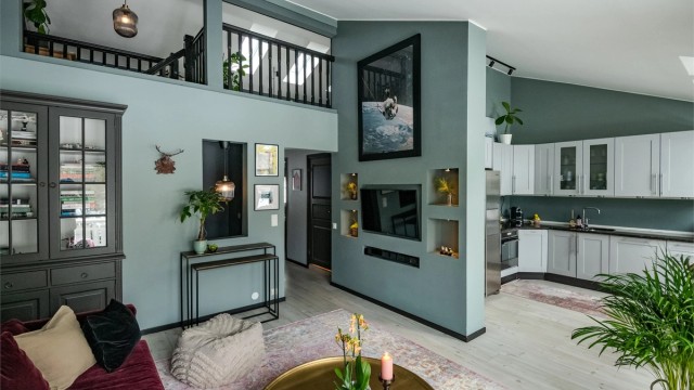 Velkommen til Frostveien 20H og denne flotte toppleiligheten over to plan med solrik og rolig beliggenhet - Presentert av Christoffer S. Akerjordet og Krogsveen Nordstrand.