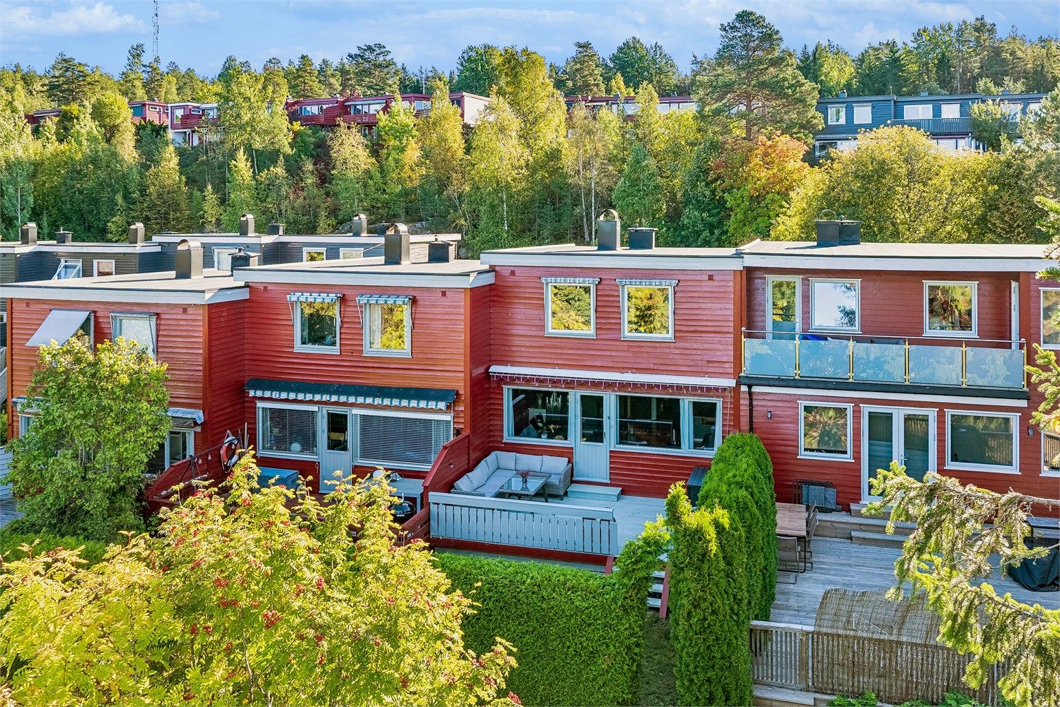 Beliggende høyt og fritt, byr boligen på rikelig med naturlig lys, gode solforhold og flere fine uteplasser. Foto: Per O. Skjellnan