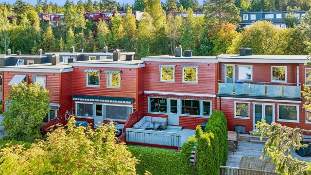 Beliggende høyt og fritt, byr boligen på rikelig med naturlig lys, gode solforhold og flere fine uteplasser. Foto: Per O. Skjellnan