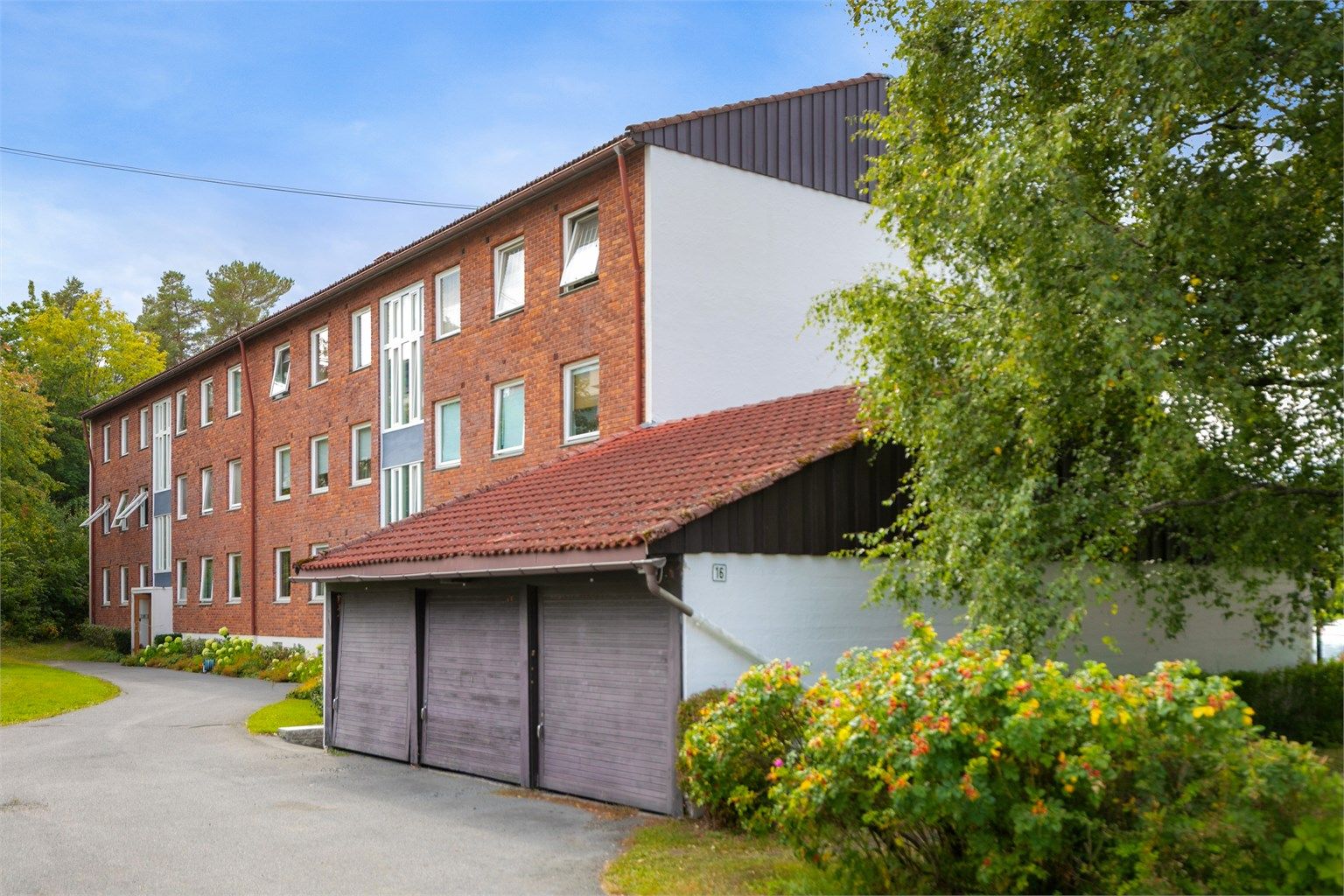 Leiligheten har bruksrett for én garasjeplass