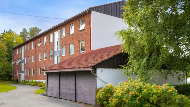 Leiligheten har bruksrett for én garasjeplass