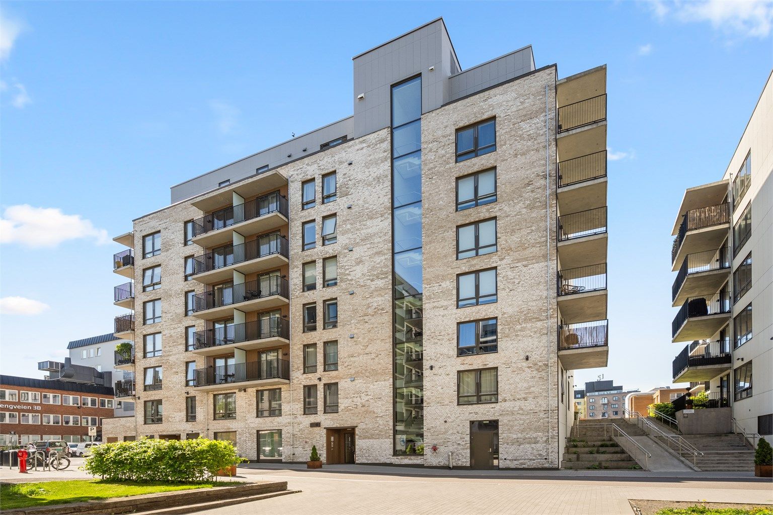 Moderne fasade og felles inngangsparti. Hele bygget er utstyrt med sprinkleranlegg.