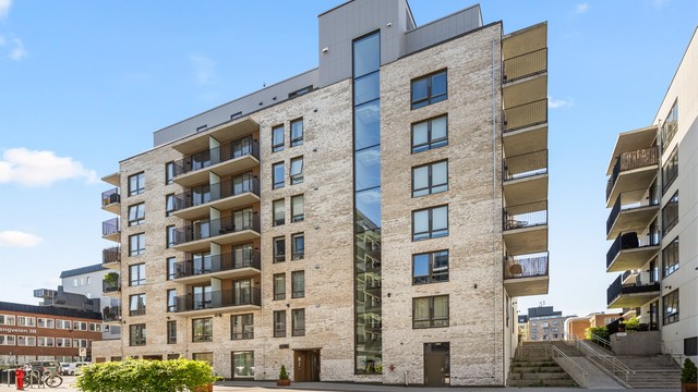 Moderne fasade og felles inngangsparti. Hele bygget er utstyrt med sprinkleranlegg.