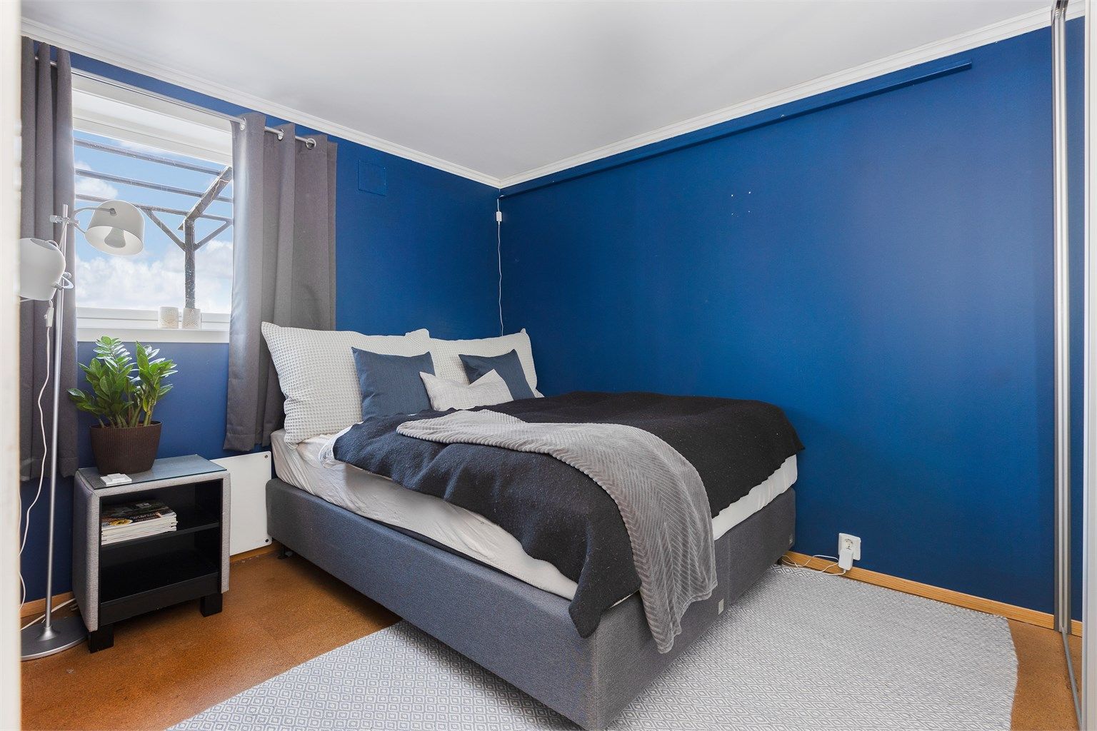 Innredet rom i underetasjen, er i dag benyttet som soverom. Rommet er på tegningene definert som "diverse" og er ikke bruksendret hos kommunen, men oppfyller krav til rom for varig opphold. 