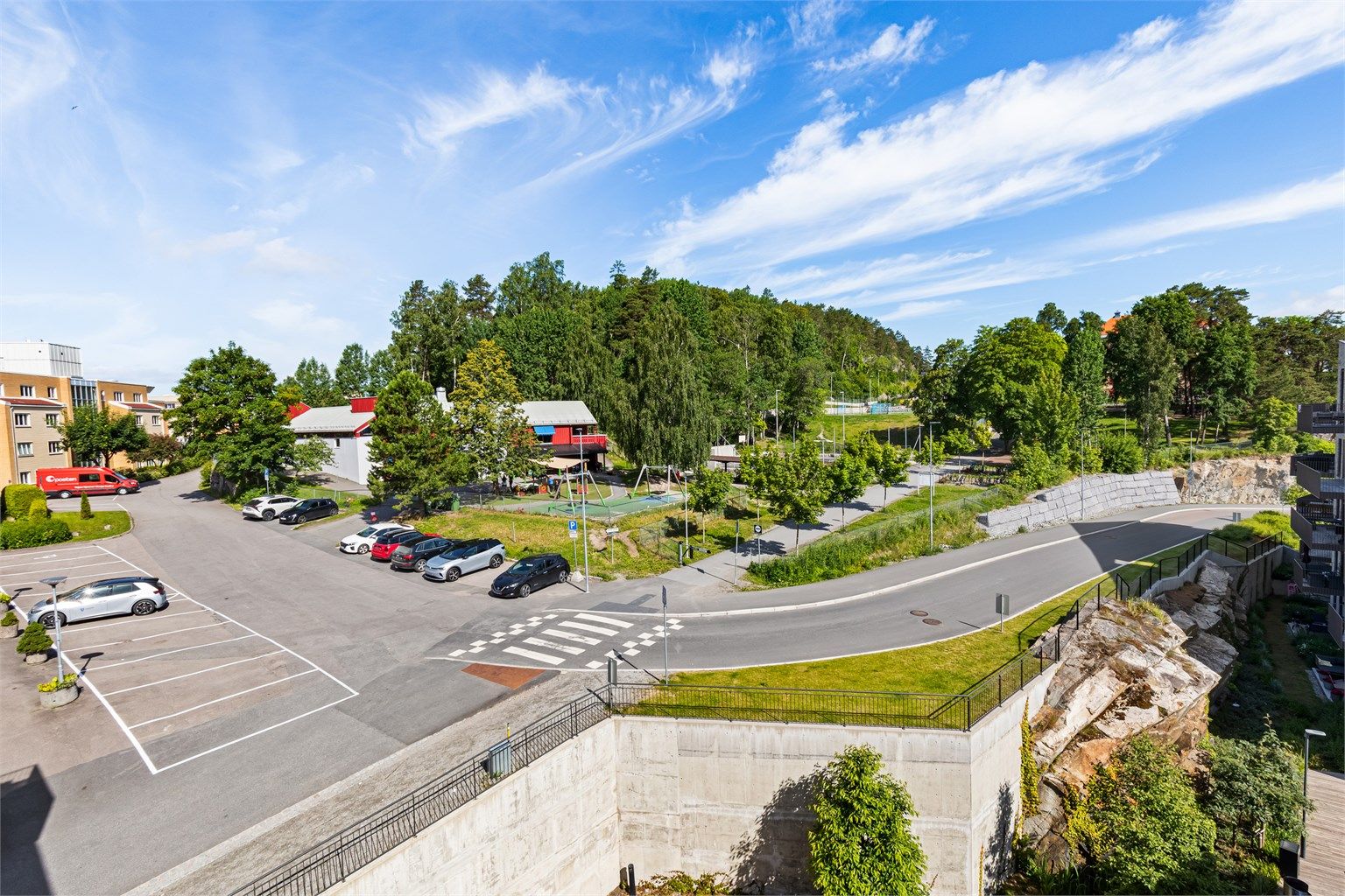 Utsikt fra leiligheten over nærområdet nord for bygget