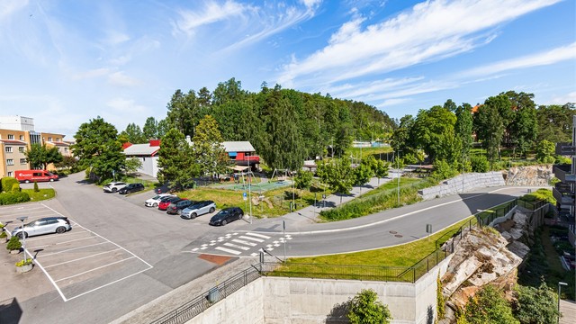 Utsikt fra leiligheten over nærområdet nord for bygget