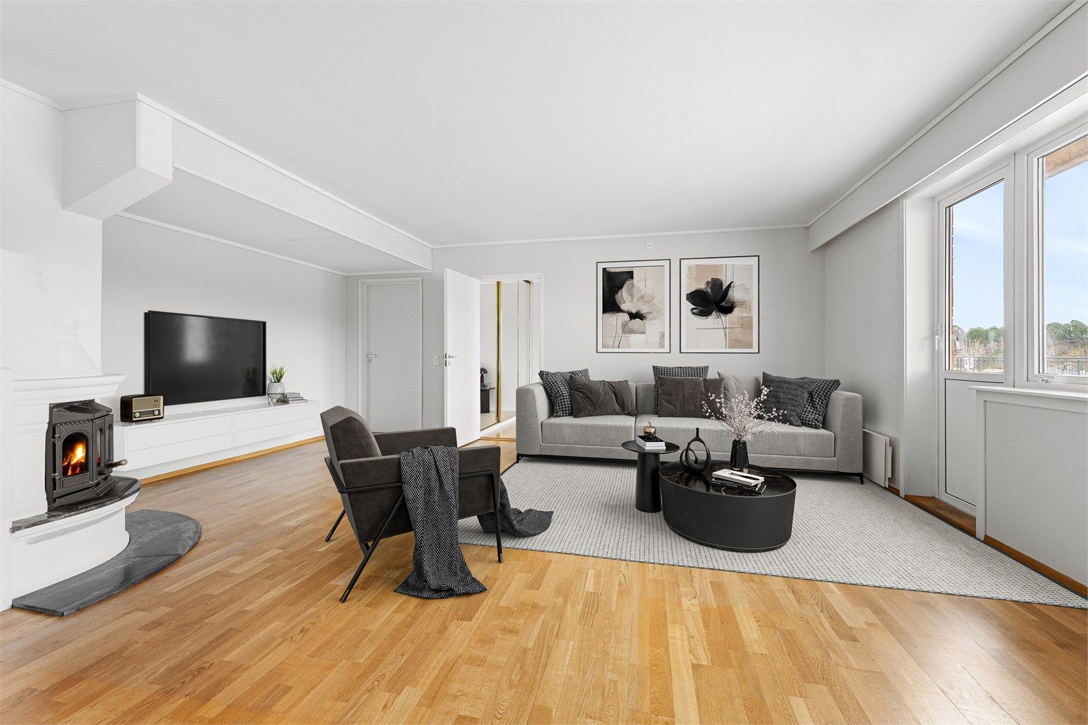 Lys og trivelig stue med peis - bildet er digitalt stylet