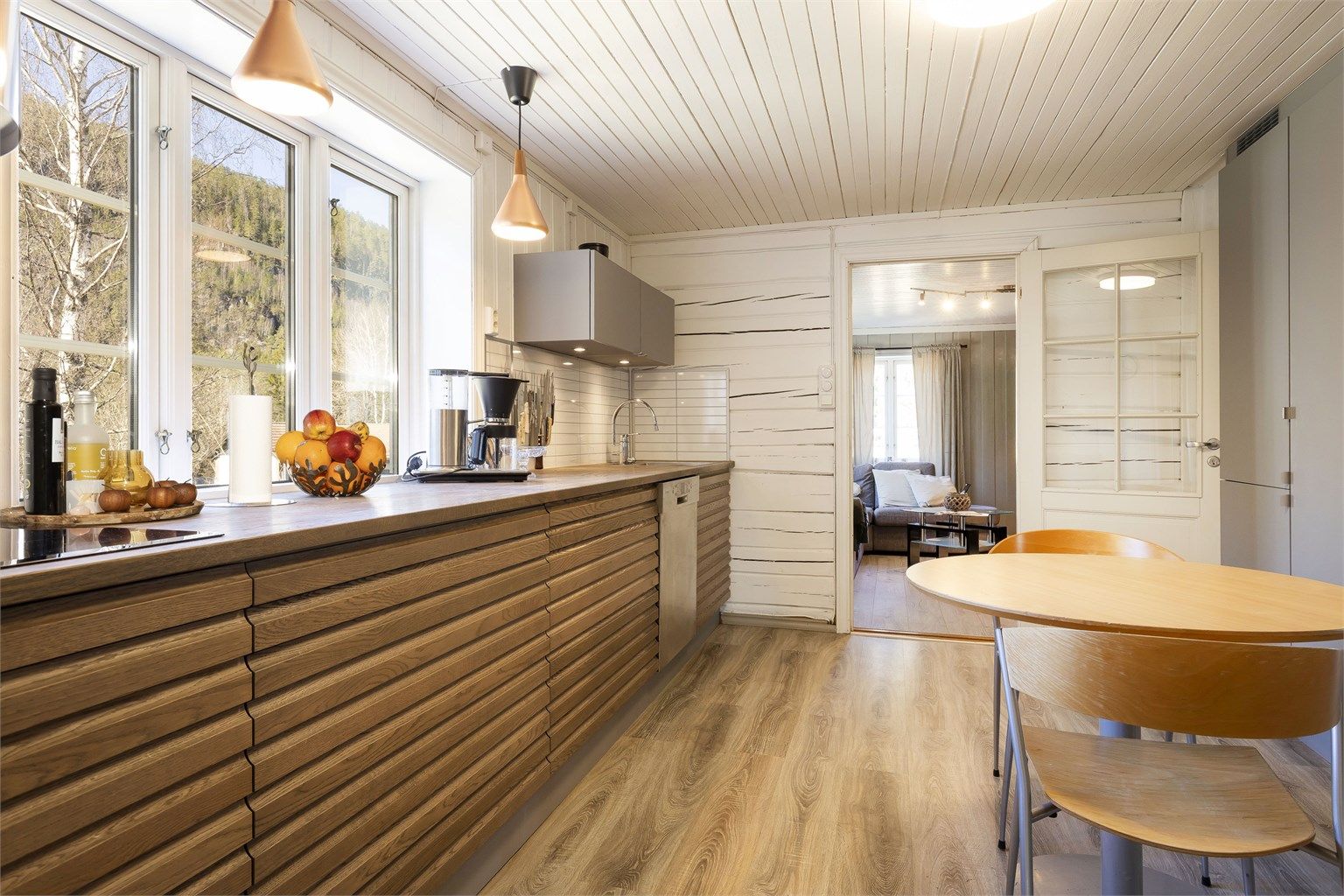 Kjøkkenet i hovedboligen slipper inn rikelig med naturlig lys som bidrar til en god romfølelse.