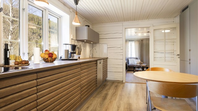 Kjøkkenet i hovedboligen slipper inn rikelig med naturlig lys som bidrar til en god romfølelse.