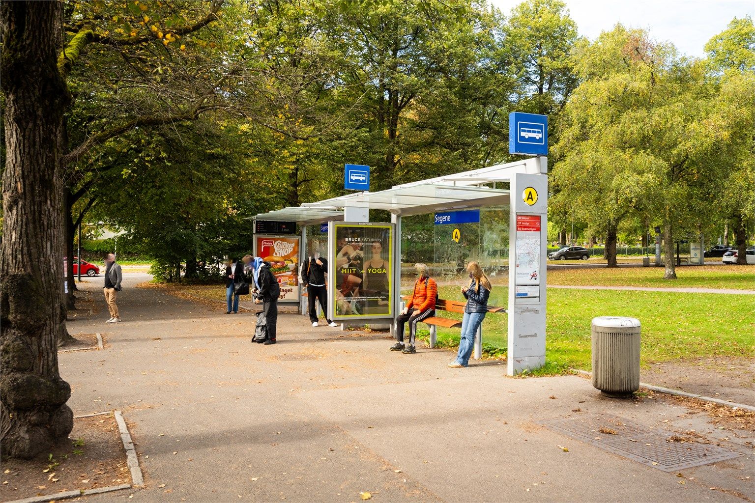 Sagene busstopp rett ved med linje 20, 37 og 54. Busstopp Arkitekt Rivertz er også rett ved med linje 34. 54 og 28.