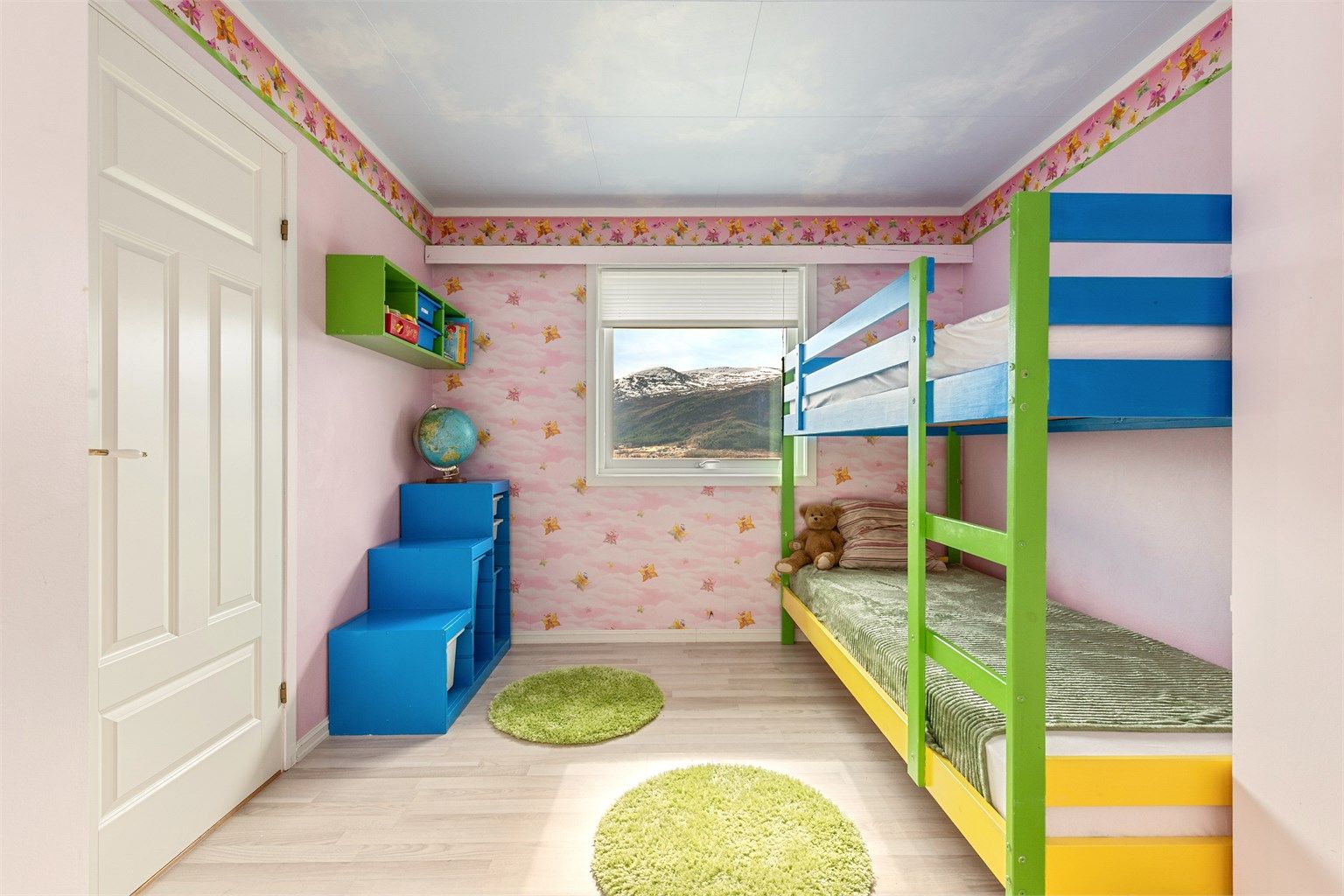 Det andre soverommet i etasjen har en god størrelse som egner seg godt som barnerom, gjesterom eller kontor.