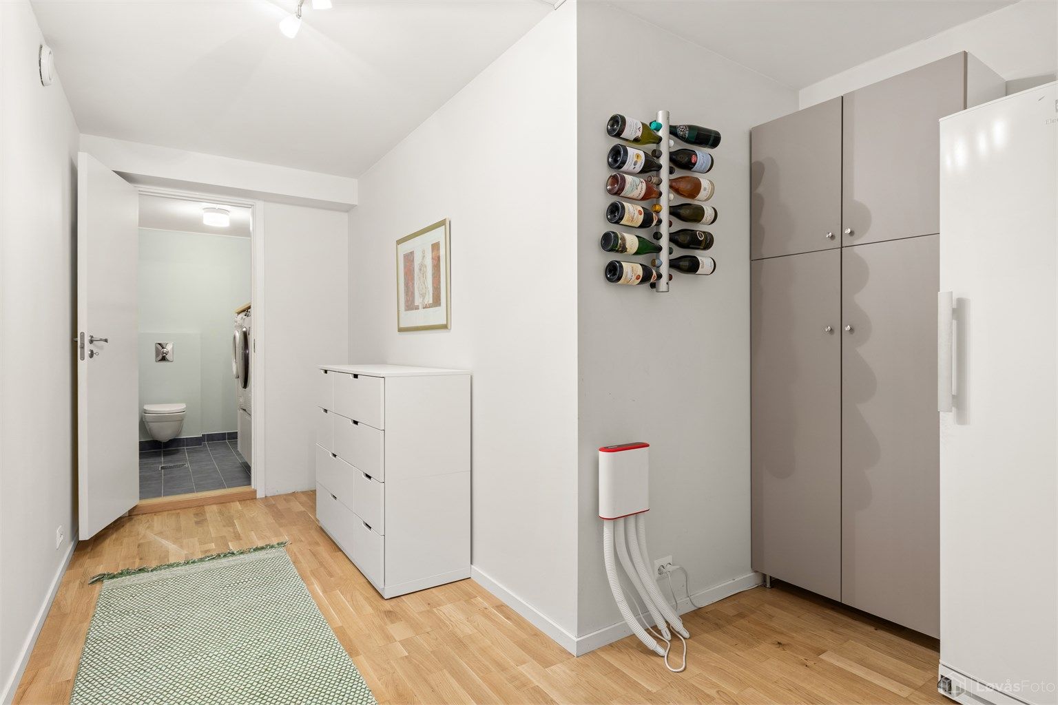 I tillegg til hybelen har kjelleren et separat vaskerom og teknisk rom.