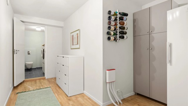 I tillegg til hybelen har kjelleren et separat vaskerom og teknisk rom.