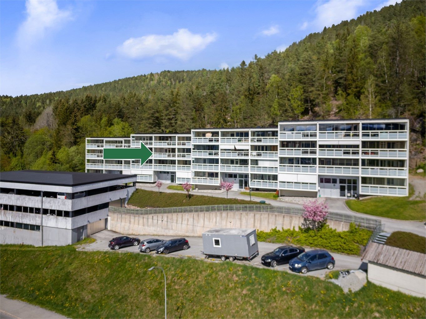 Boligblokken er beliggende i høyden på Åssiden