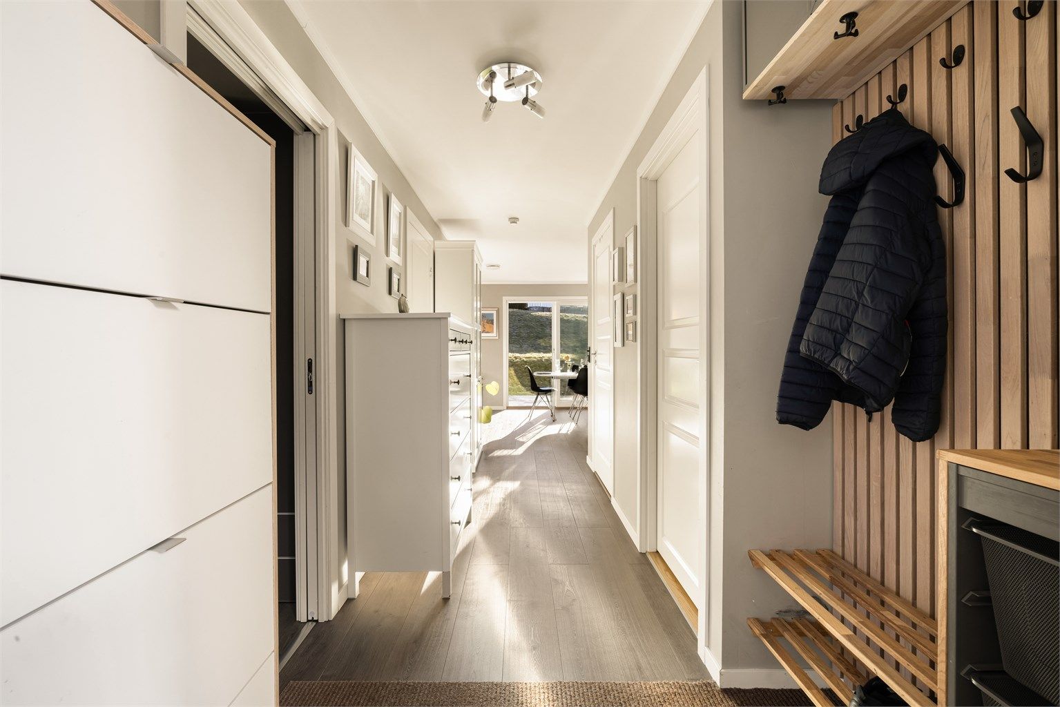 Gangen har godt med plass til klesoppbevaring. I tillegg er det siste rommet på høyre side en praktisk bod og teknisk rom.