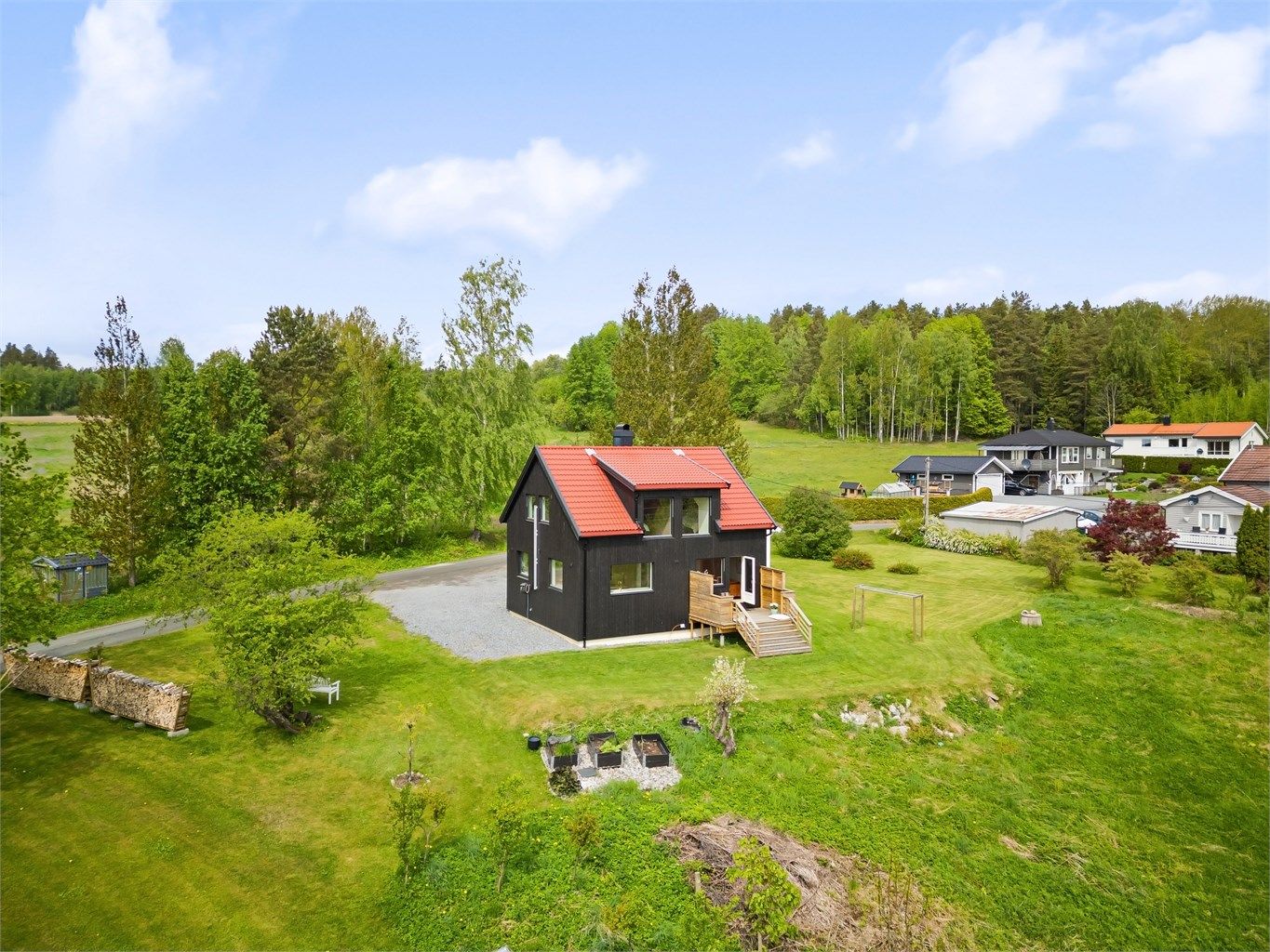 Romslig tomt på 1,6 mål med pen hage og gode solforhold