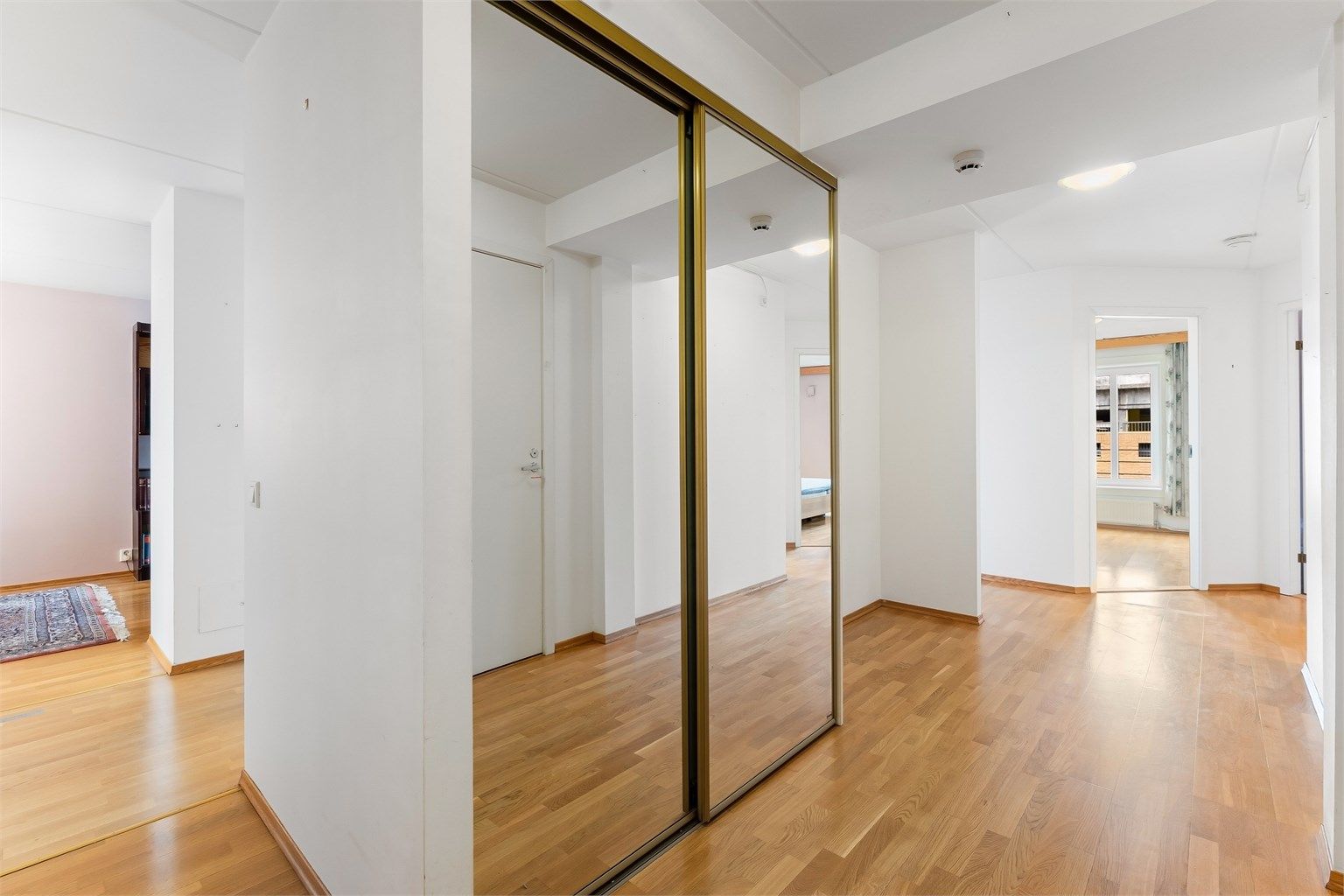 Romslig gang med god plass for yttertøy og sko