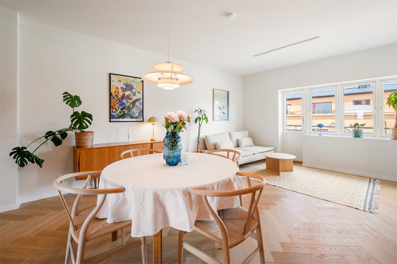 Boligen har to flotte balkonger, samt en god og gjennomgående planløsning med masse naturlig lys og gode oppbevaringsløsninger.