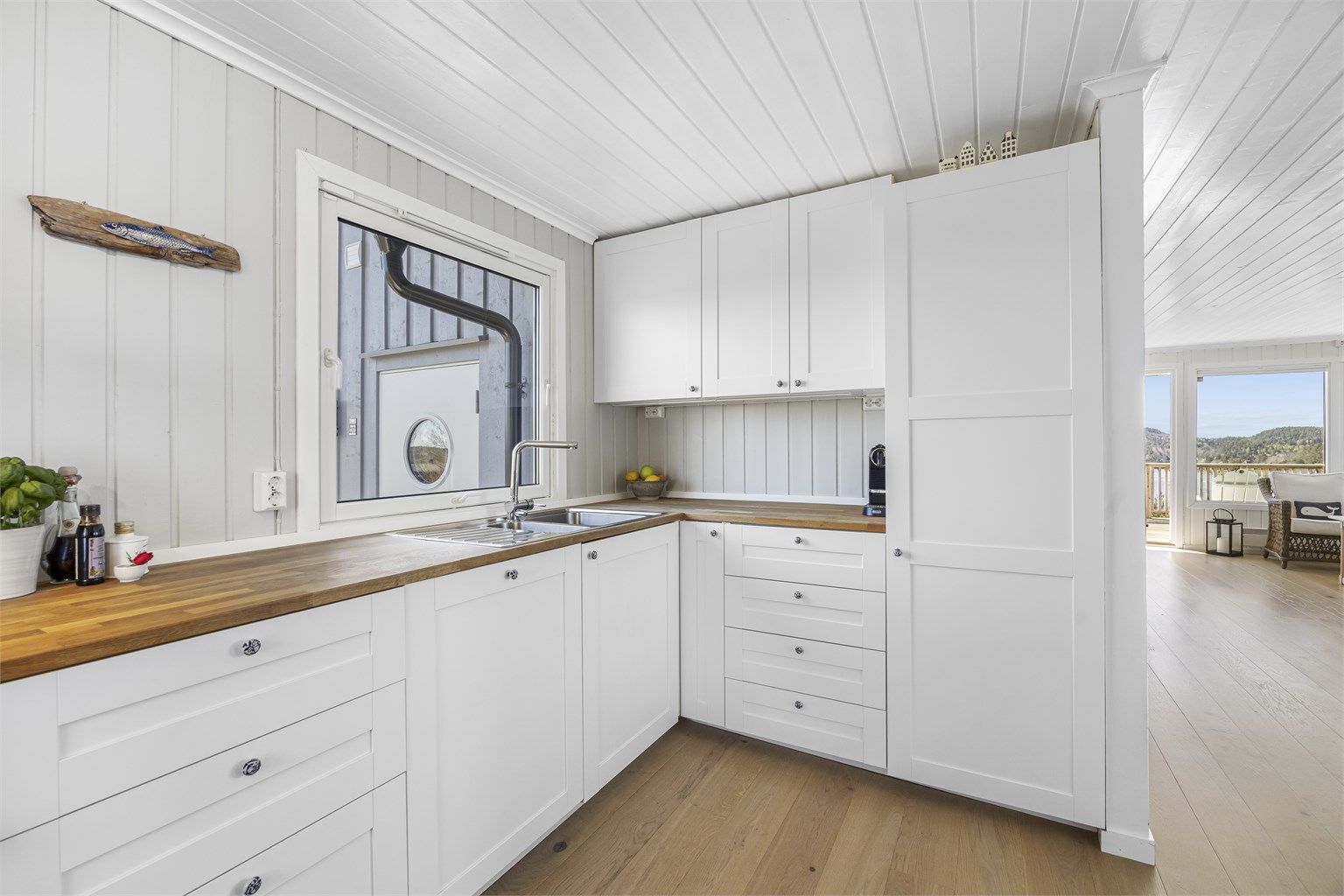 Den åpne løsningen mot stuen gjør kjøkkenet til en sosial og integrert del av oppholdsrommet.