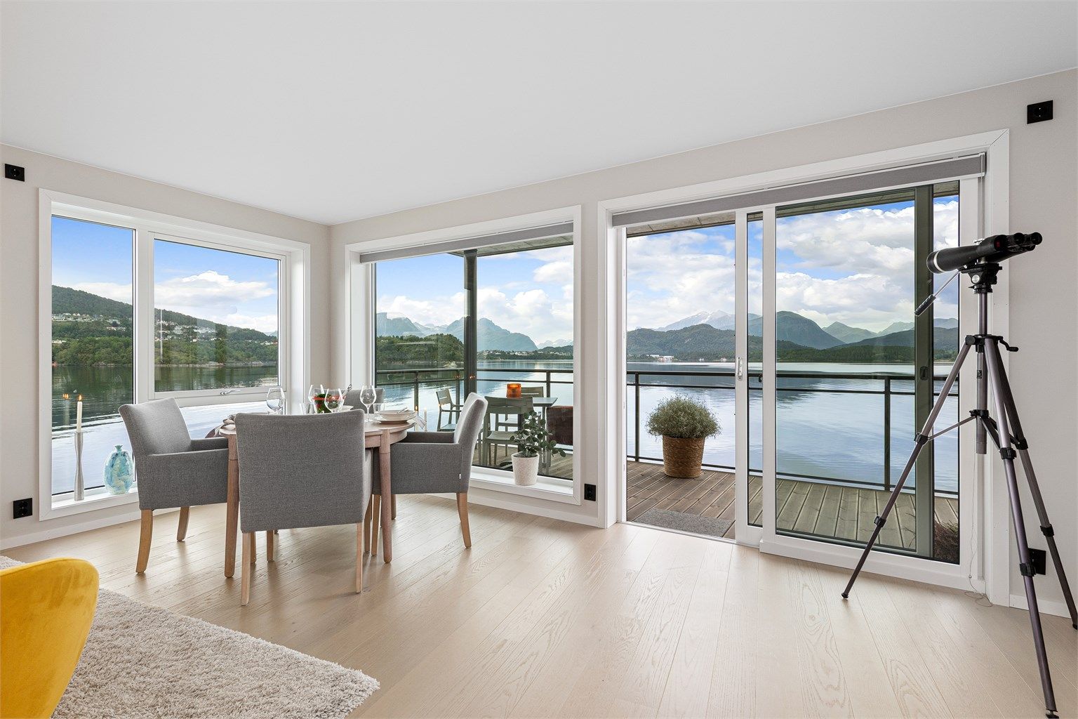 Spisegruppen er praktisk plassert i nærheten til kjøkkenet 