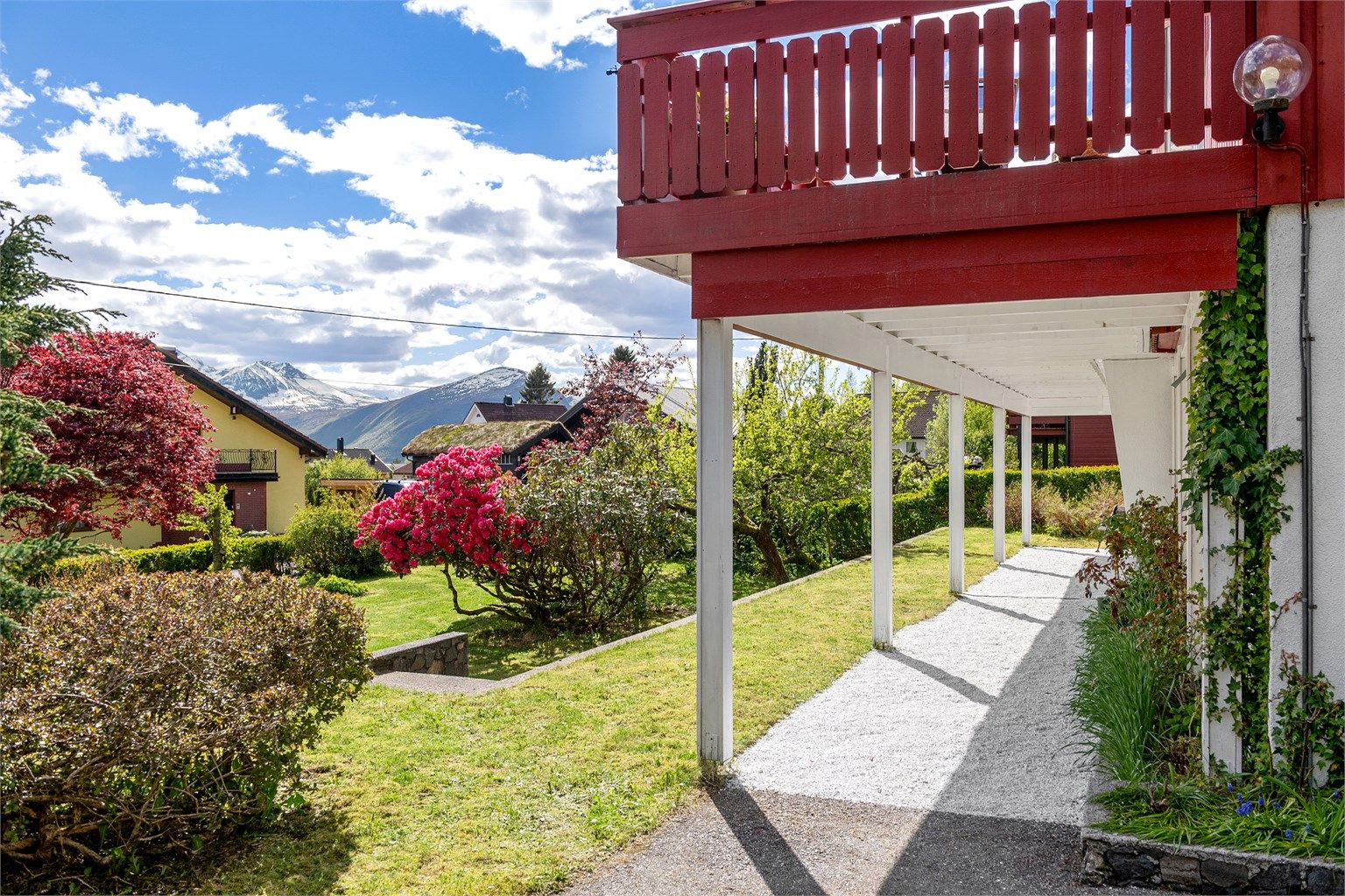 Boligen har en klassisk arkitektur fra 70-tallet, med en solid konstruksjon i tre og betong.