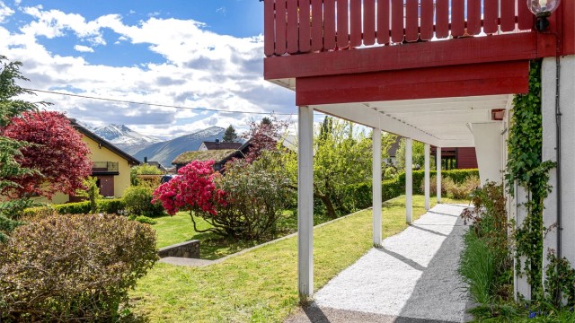 Boligen har en klassisk arkitektur fra 70-tallet, med en solid konstruksjon i tre og betong.