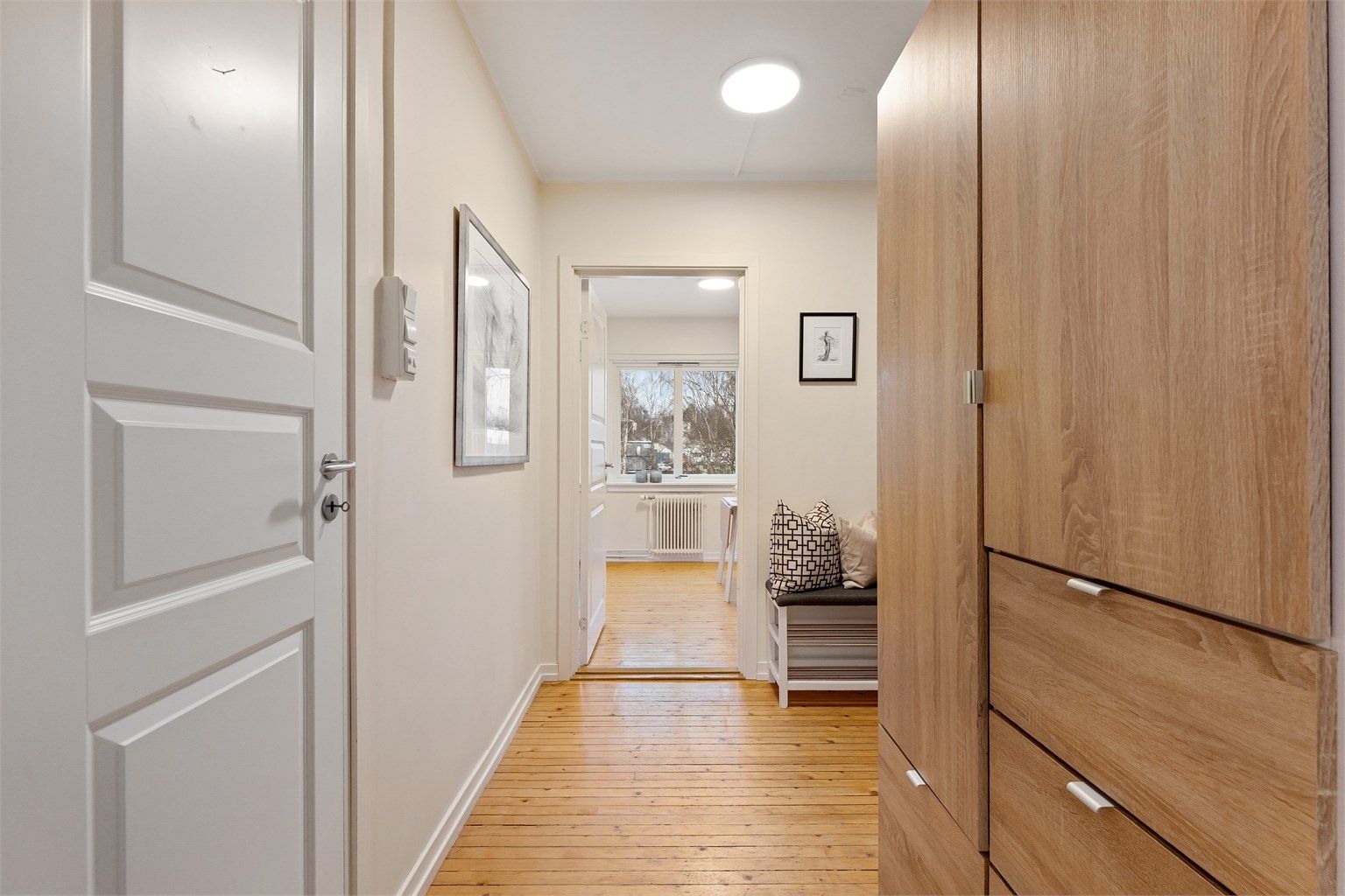 Praktisk lagringsplass med en innvendig bod, i tillegg til to boder i kjelleren.