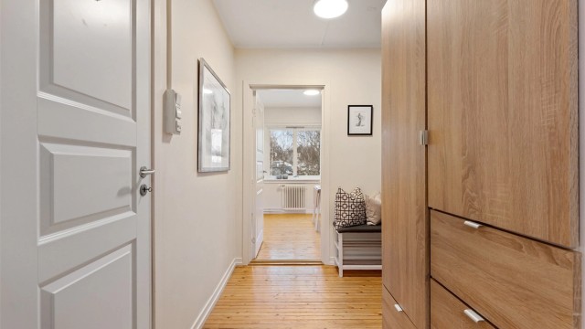 Praktisk lagringsplass med en innvendig bod, i tillegg til to boder i kjelleren.