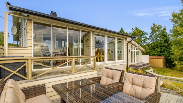 Utenfor hovedhytta er det en stor terrasse med god plass til utemøbler.