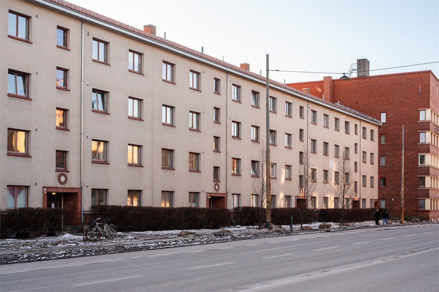 Fasade mot gaten: hyggelige forhager mellom fortau og borettslaget. 