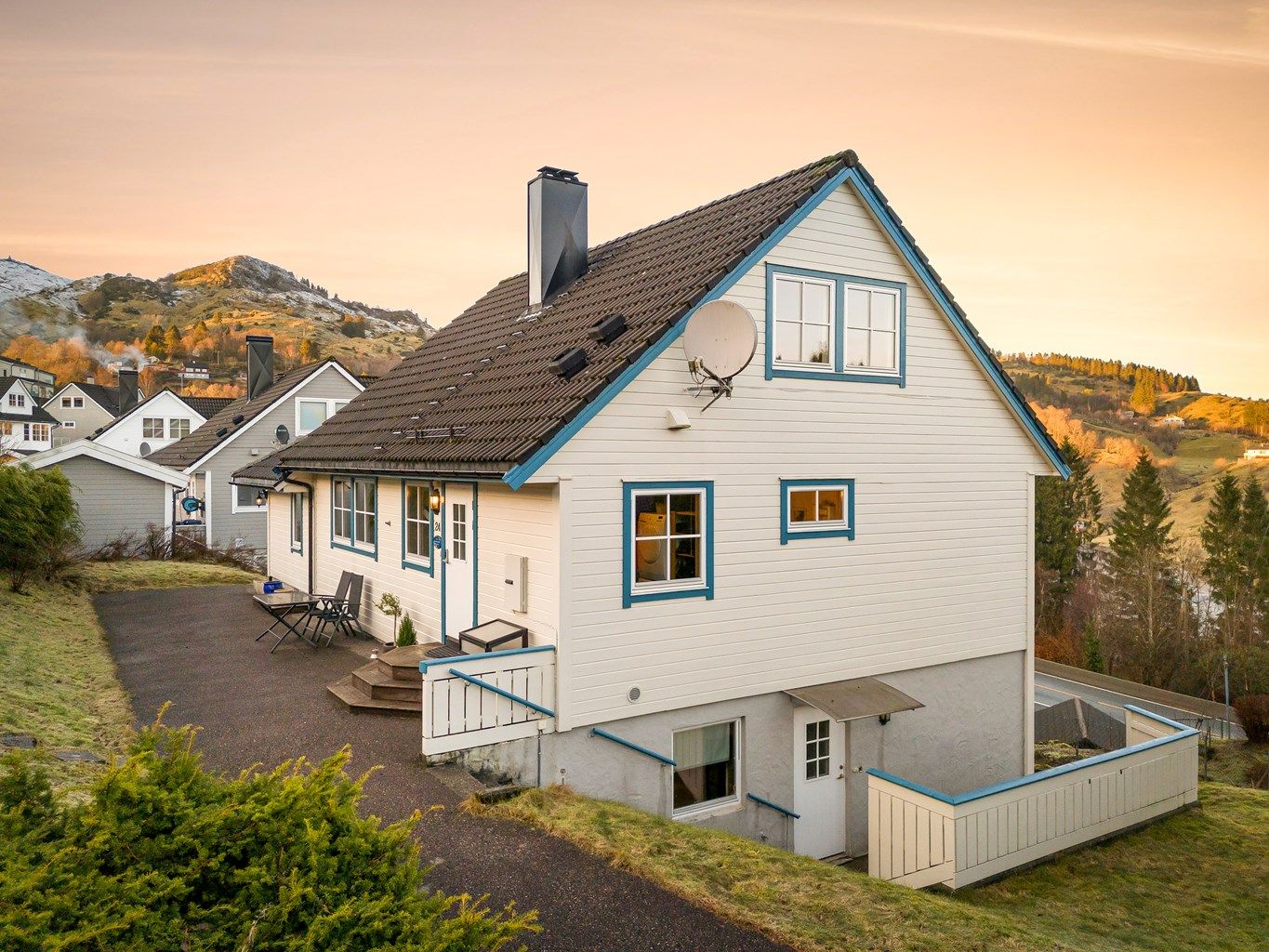 Velkommen til Eikåslia 24 - En stor og innholdsrik enebolig i et populært og etablert nabolag på Nyborg i Åsane.