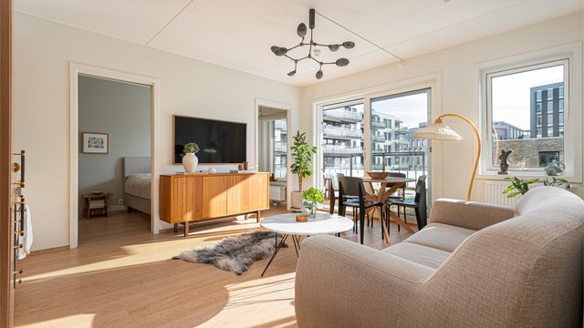 Stuen er oppvarmet med vannbåren varme til radiatorer og har store vindusflater mot balkongen.