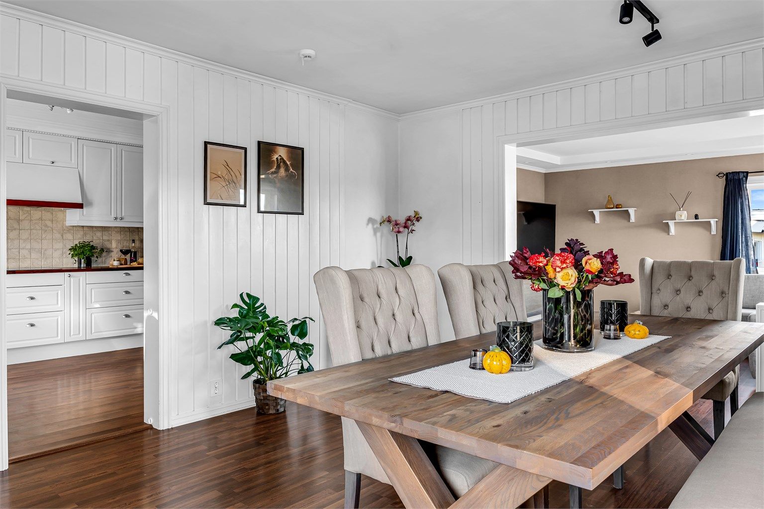 Lys og innbydende stue med plass til sofakrok, Tv-møblement, stuebord m.m. Store vinduer gir godt med naturlig lys og en luftig romfølelse.