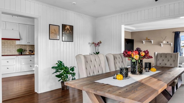 Lys og innbydende stue med plass til sofakrok, Tv-møblement, stuebord m.m. Store vinduer gir godt med naturlig lys og en luftig romfølelse.