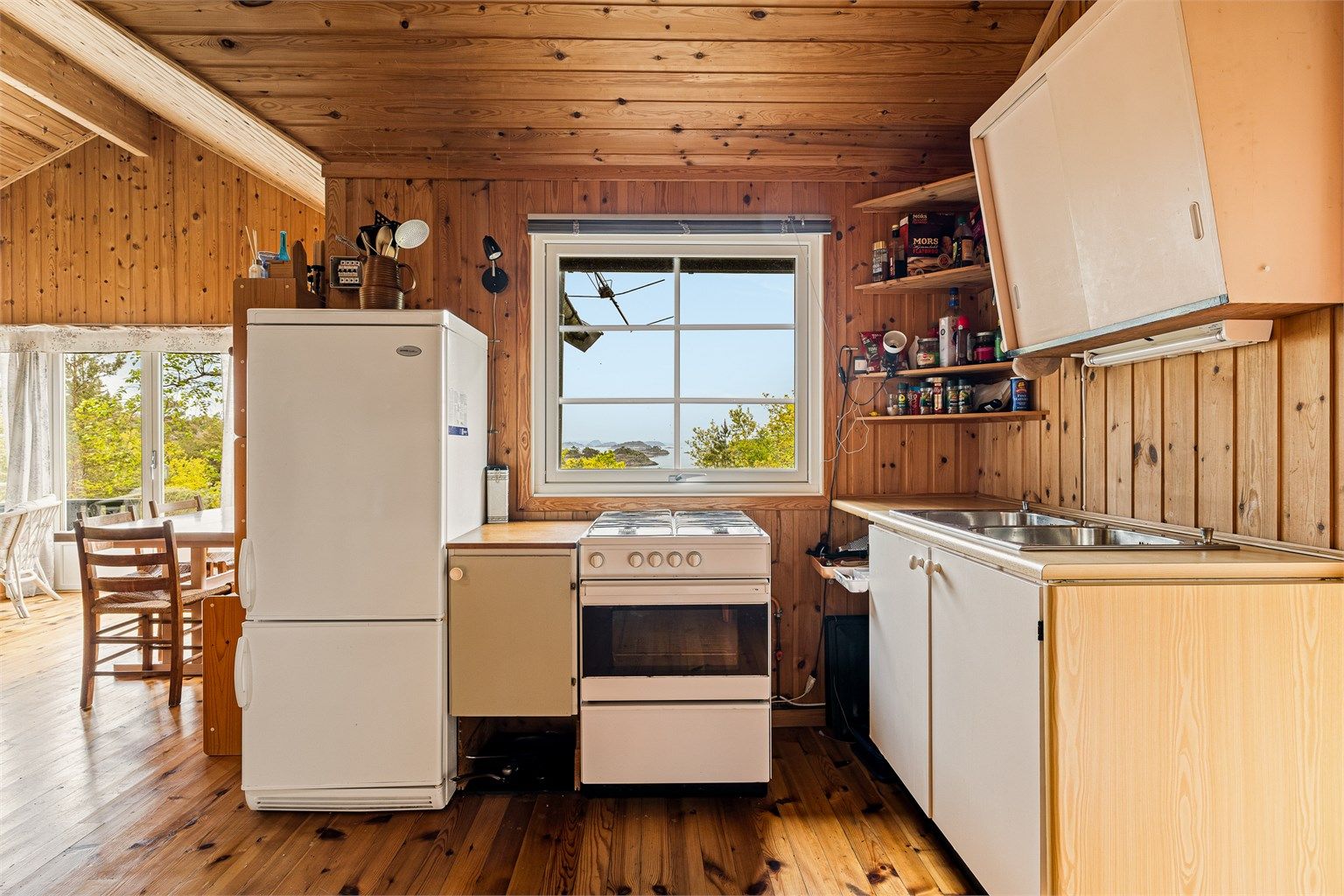 Enkelt kjøkken med fantastisk utsikt.