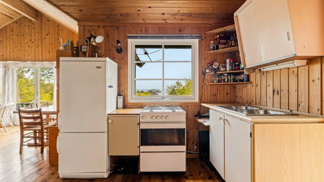 Enkelt kjøkken med fantastisk utsikt.