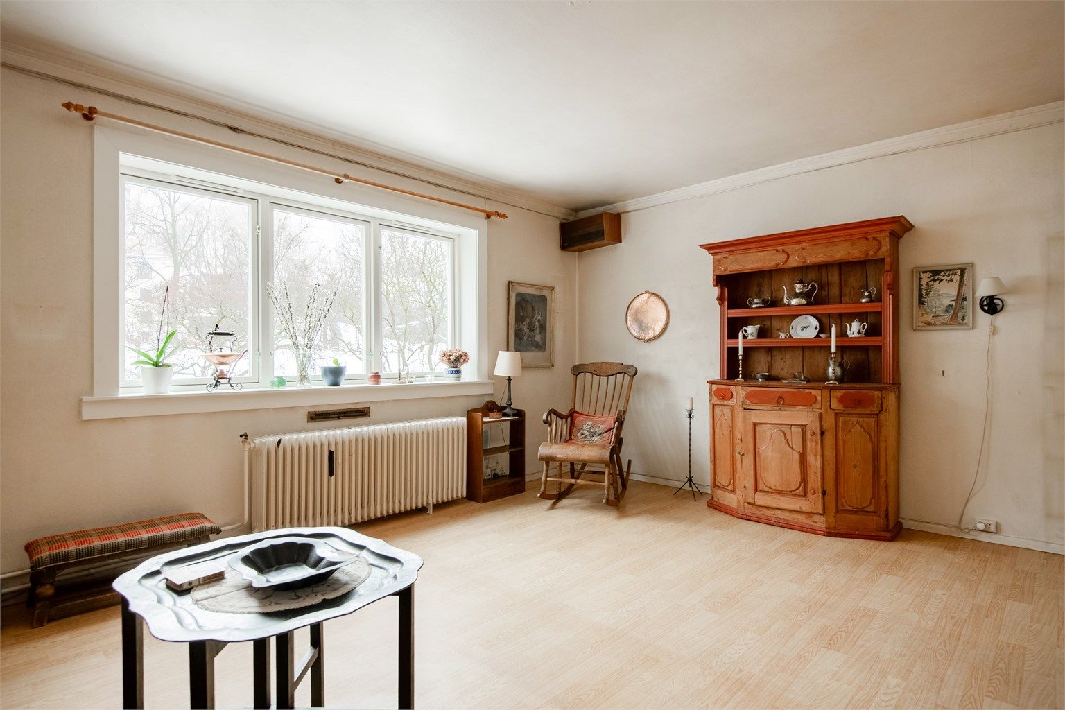 Romslig stue med store vindusflater som sørger for godt med lysinnslipp.