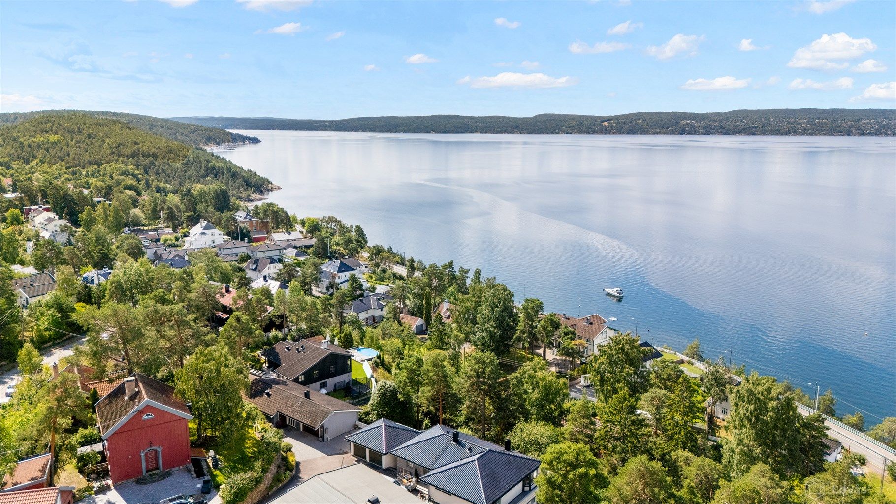 Et barnevennlig og frodig boområde med et unikt fritidstilbud, perfekt for de som ønsker nærhet til fjorden og frilufts- og fritidstilbud, kort reisevei unna sentrum