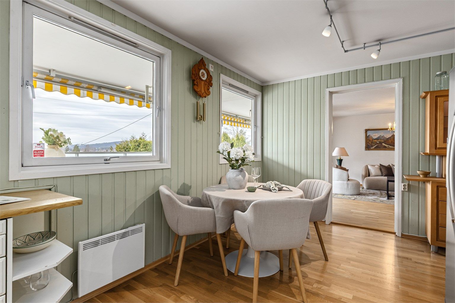 Hyggelig plass til frokostbord under kjøkkenvinduene. Dersom ny eier ønsker å pusse opp, kan kjøkkenet utvides ytterligere med ekstra skap under vinduene