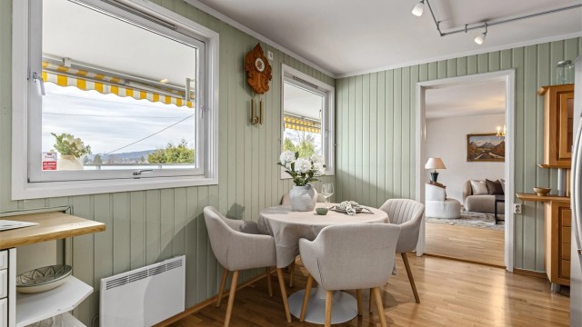 Hyggelig plass til frokostbord under kjøkkenvinduene. Dersom ny eier ønsker å pusse opp, kan kjøkkenet utvides ytterligere med ekstra skap under vinduene