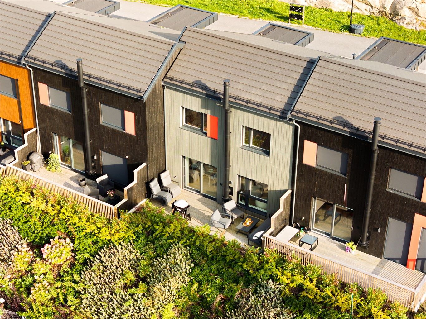 Uterom både på øst- og vestsiden gir tilgang til solen hele dagen. Til terrassen på vestsiden kommer solen allerede fra tidlig ettermiddag sommerstid.