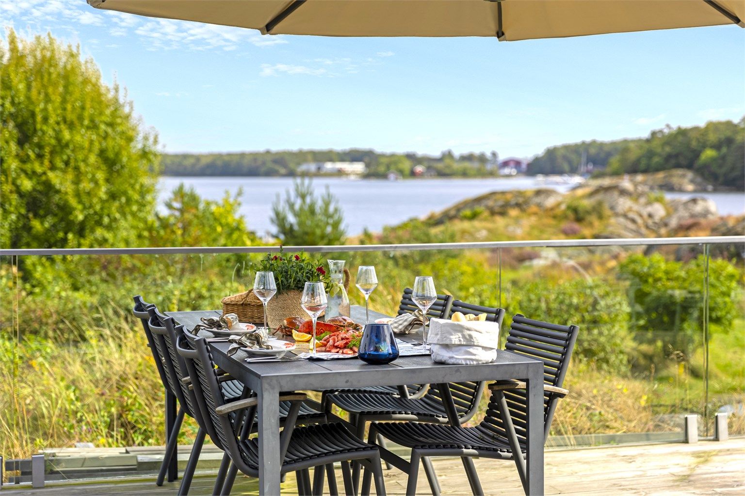 Det er kort vei til tilhørende båtplass (2,5m) i felles bryggeanlegg med badeplasser og kajakkbrygge som hever og senker seg med tidevannet.