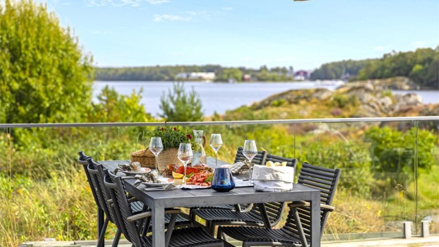 Det er kort vei til tilhørende båtplass (2,5m) i felles bryggeanlegg med badeplasser og kajakkbrygge som hever og senker seg med tidevannet.