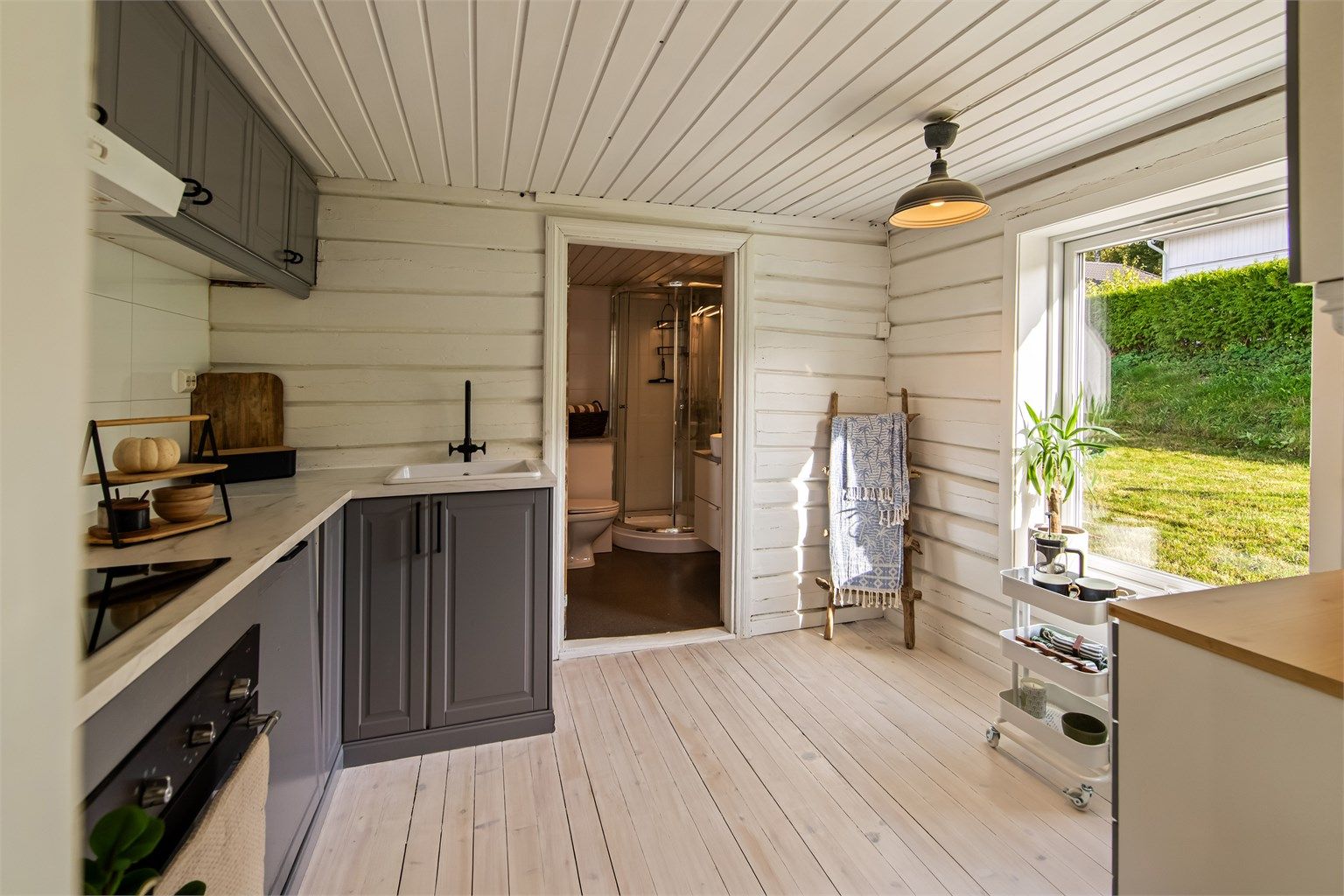 Separat kjøkken med fint utsyn mot hagen.