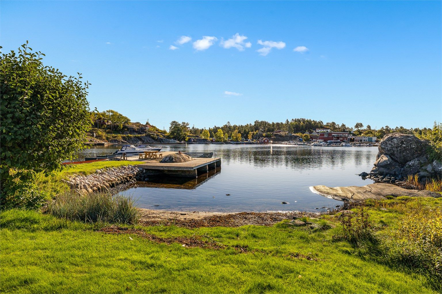 I nærområdet finnes det flere fine badeplasser og svaberg.
