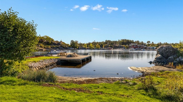 I nærområdet finnes det flere fine badeplasser og svaberg.